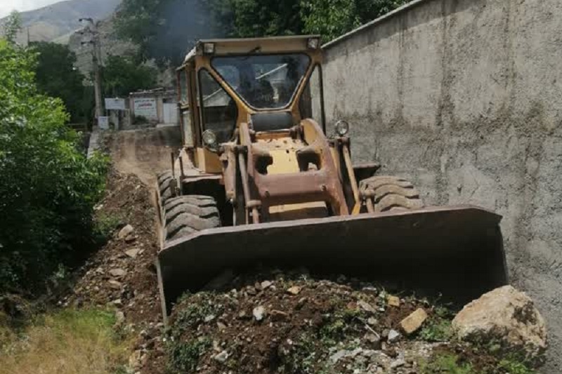 عملیات تسطیح معابر و جمع‌آوری نخاله‌ها در سطح روستای باغگل